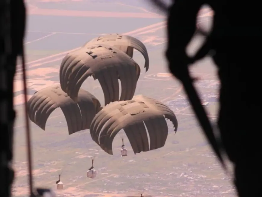 طائرتان من نوع (C130)..  تنفذ  6 إنزالات جوية  لمساعدات على غزة