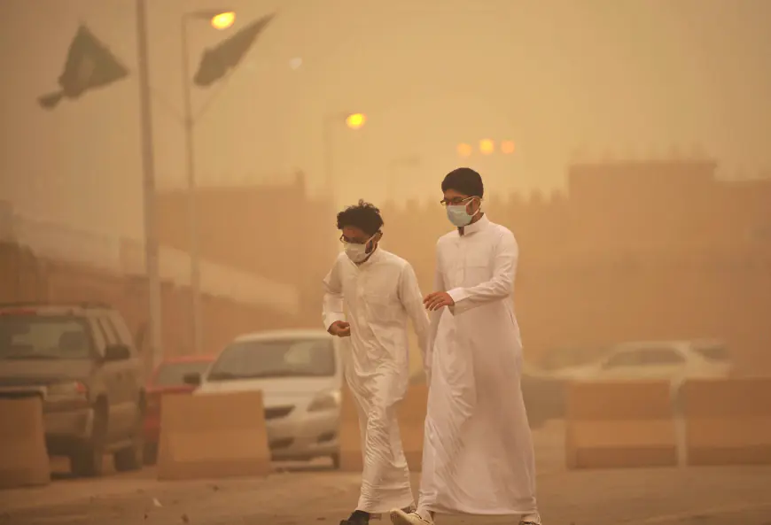 بالفيديو.. عاصفة غبارية تضرب وادي الدواسر وتحجب النهار في السعودية